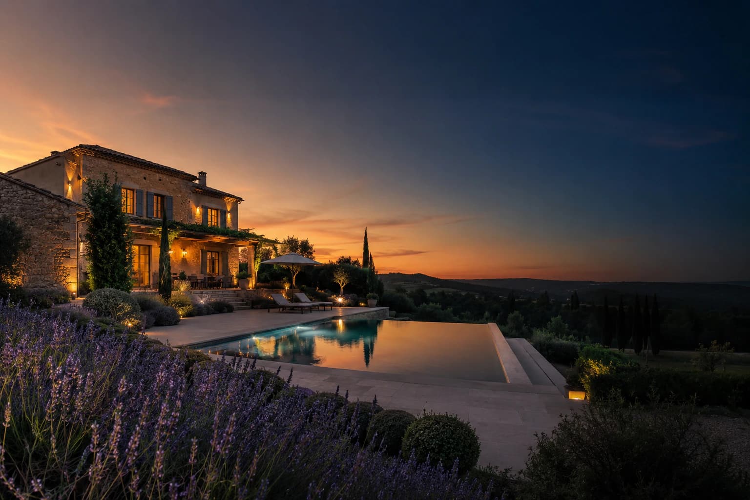 Maison contemporaine en Provence au coucher de soleil